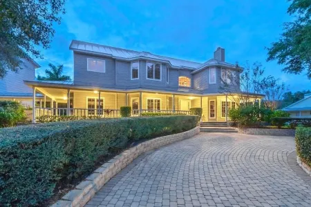 Shangri-La ♛ Private Waterfront Resort Sleeps 30 • 3 Acres •Mega Pool•Game House