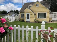Main Street Cottage with park across the street. Walk to downtown area.