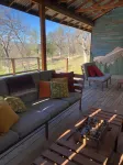 Stylish lodge w/ spa bathrooms, river, views, hot tub, between 2 Yosemite Gates