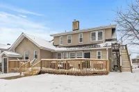 6 Min to Ark! Accommodates 17!