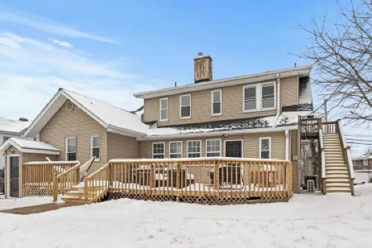 6 Min to Ark! Accommodates 17!