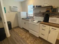 Pet friendly cabin in quiet Plainview with WiFi, AC Hotels in Plainview
