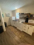 Pet friendly cabin in quiet Plainview with WiFi, AC