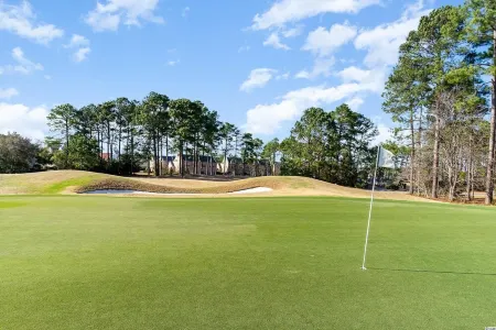 Condo in Legends Golf Course Resort  with a great Pub Next Door to the Unit Отели в г. Ред Хилл