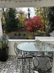 Charming 2-bedroom apartment with WiFi, AC in tranquil Morristown Отели в г. Морристаун