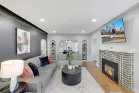 Luxury 5-Bedroom Home, Mins from Downtown Minneapolis