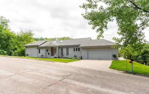 Charming 3-bedroom house with WiFi and AC in beautiful La Crosse Hotels in Shelby