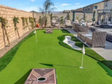 green door · Lux Resort Gem ~ Backyard Pool/Spa ~ Near Festival コーチェラのホテル