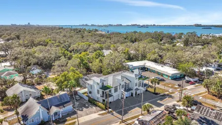 Luxury Balcony/Yard/Grill- Downtown, New Townhome! Отели в г. Данедин