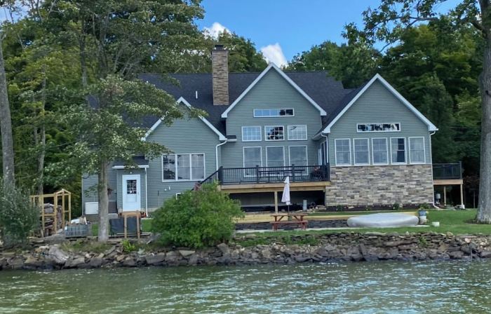 Cozy Cottage-Breathtaking Sunsets. Lake Front. Close to Casino & Racetrack.