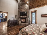 Lusa Nita Retreat – Luxe Lodge w/ Hot Tub, Sauna & Stunning Outdoor Living! Hotels in Broken Bow