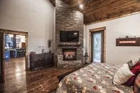 Lusa Nita Retreat – Luxe Lodge w/ Hot Tub, Sauna & Stunning Outdoor Living!