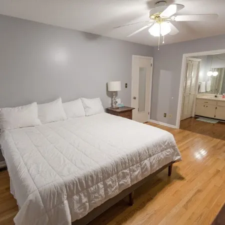 ROOMY!, pet friendly, fenced backyard.