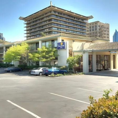 Vagabond Inn Executive Old Town Отели рядом с достопримечательностью «Капитол Парк»