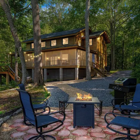 Waterfront Cabin! Dock, Paddle, Kayak, Outdoor Movie, Karaoke, and More!