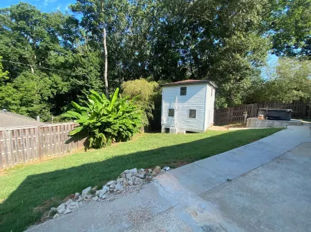 Stylish Guesthouse • Hot Tub • Private Entry Отели в г. Грешам Парк