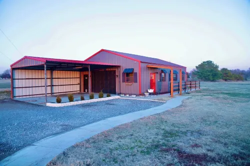 Farmhouse outskirts of Norman’s “Okla. University” fastWiFi, 2-75”TVs, KING BED