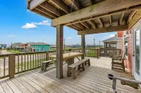 King Size Bed! Freeport Surfside Beach Bungalow Ocean & BayViews,Steps from Ocea