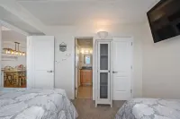 Stunning Top-Floor Oceanfront Condo! Pools & New Step in Shower and More! - Balkoner