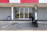 RedDoorz @  Iodium Residence Cikarang Hotel dekat Toko Mekar Plastik dan bahan kue