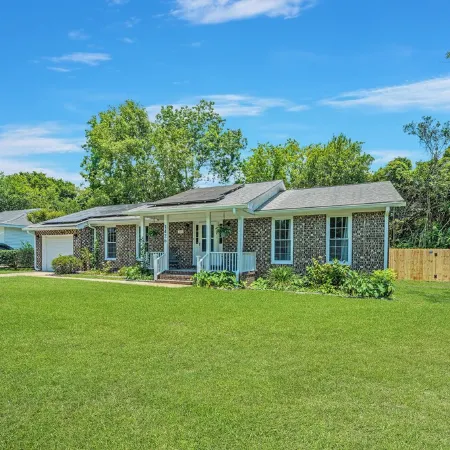 10 Mins to Sullivan's Island w/Fenced Backyard, Cozy Mt. P Ranch