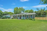 10 Mins to Sullivan's Island w/Fenced Backyard, Cozy Mt. P Ranch - Boutique