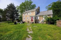 Charming 4-bedroom Stonehouse Hotels near Calvary Pentecostal Tabernacle