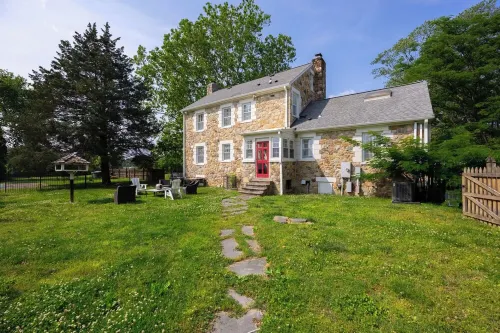 Charming 4-bedroom Stonehouse