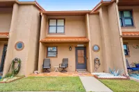 Panama City Beach 2 BR 2.5 BA townhome!  Steps to beach access! Blue Gravity附近的飯店