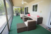 15Min from FLL airport/ with 8ft pool & NEW Jacuzzi Hot Tub