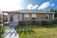 Mid Century Modern w/ 120" 4k Laser Projector/ALR Screen, AC and more! Hotels near Long Beach Airport