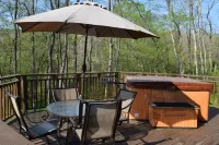 Newly renovated, hot tub and 1 mile from town, across from Holimont!