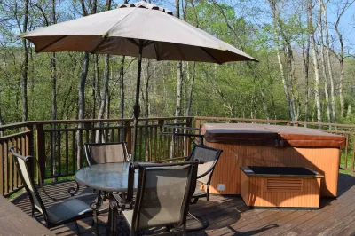 Newly renovated, hot tub and 1 mile from town, across from Holimont! Hotel in zona Holiday Valley