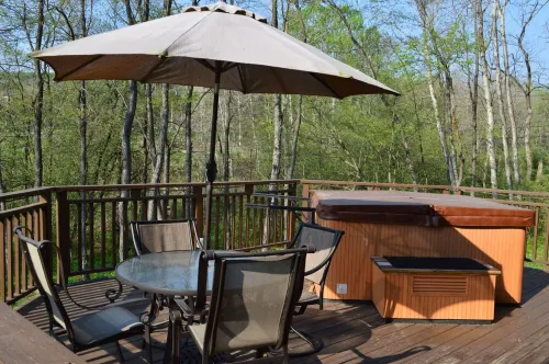 Newly renovated, hot tub and 1 mile from town, across from Holimont!