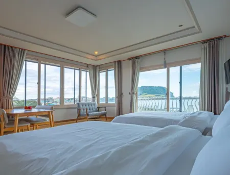 Seogwipo Sunrise House Pension Отели рядом с достопримечательностью «Bunker des Lumières»