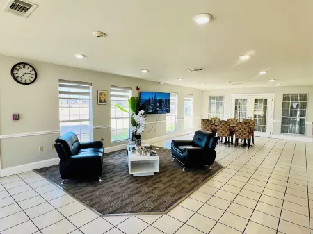 Rodeway Inn Garland Harbor Point Отели рядом с достопримечательностью «Herman Marshall Whiskey»