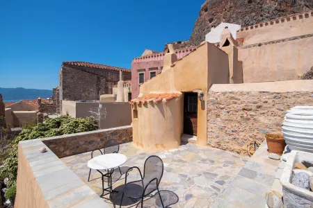 Goulas Traditional Guesthouse Отели в г. Monemvasia