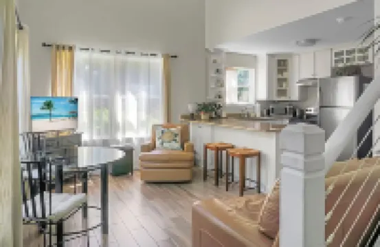 Charming cottage! Central to beach & downtown