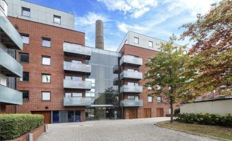 Luxury 2-Bed Flat Parking and Close to the Tube