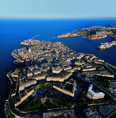 Blue Harbour Seafront Penthouse with Large Terrace with Panoramic Sea Views - by Getawaysmalta Отели в г. Сан-Пауль-иль-Бахар