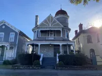 The Queen Anne Inn Hotels near Confederate Monument
