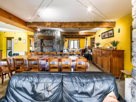 Stone Cottage with Sauna & Hot Tub Near Cave of Lorette in Rochefort Отели в г. Рошфор