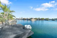 Lakefront Oasis Hotels in Glendale