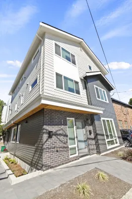 Ballard's Sweet Suites Hotels near Northgate Station