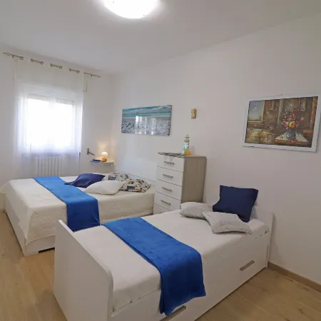 Luisa Holiday House with Air Conditioning and Balcony