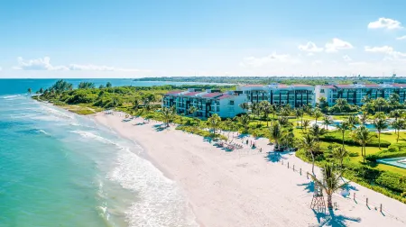 Mareazul Beach Front Condos at Playa del Carmen Отели рядом с достопримечательностью «Плайя Пунта Эсмеральда»