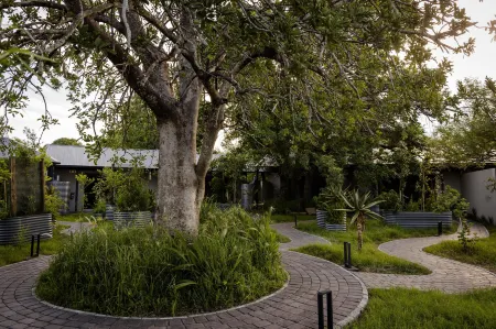 Kruger Shalati - Train on the Bridge & Garden Suites Отели рядом с достопримечательностью «Skukuza Rest Camp»