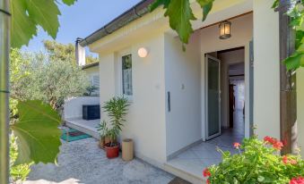 Beachfront Apartment with Balcony and Parking