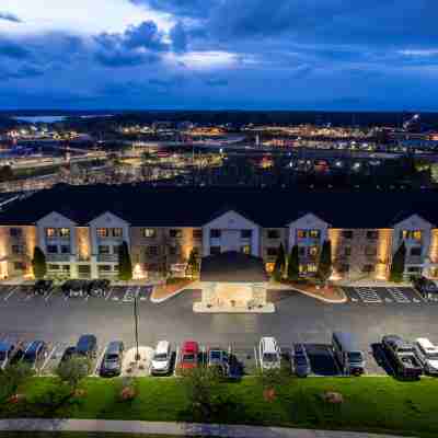 La Quinta Inn & Suites by Wyndham Milwaukee Delafield Hotel Exterior