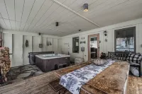 Sqyrls Nest - 3Br Retreat with a Hot Tub